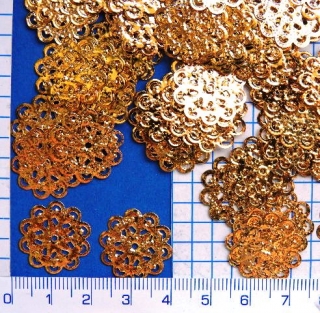 Kovový přívěsek, zlatá filigránová kytička,18mm,1ks