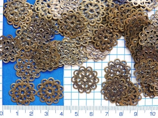 Kovový přívěsek, mosazná filigránová kytička,18mm,1ks