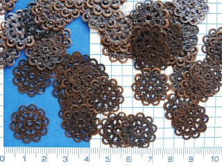 Kovový přívěsek, měděná filigránová kytička,18mm,1ks