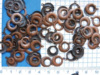 Kovový přívěsek, tvarovaný plech,měděné kolečko se závěsem, 12x15mm,1ks
