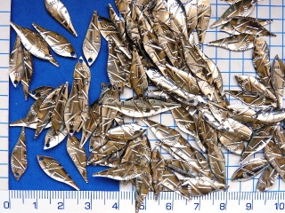 Kovový přívěsek,tvarovaný plech, stříbrná kapka,20x7mm,1ks