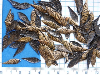 Kovový přívěsek,tvarovaný plech, mosazná kapka,20x7mm,1ks