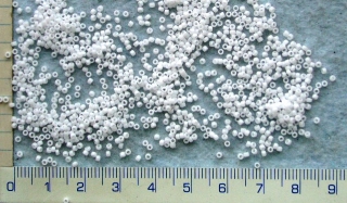 Skleněné korálky Toho round opaque white 15/0, množství 5g