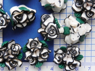 FIMO, bílá kytička s černými okraji, 22mm,1ks