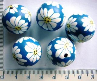 FIMO, modrá kulička s kytičkami, 20mm, 1ks