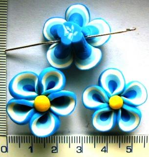 FIMO, světle modrá kytička, 26mm, 1ks