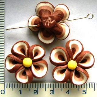 FIMO, hnědá kytička, 26mm, 1ks