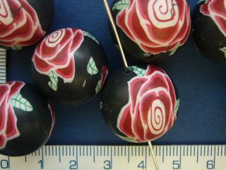 FIMO, černá kulička s červenými růžemi, 20mm, 1ks