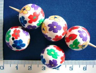 FIMO,16mm,bílá kulička s kytičkami,1ks