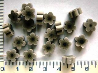FIMO,4x9mm, šedá kytička, 1ks