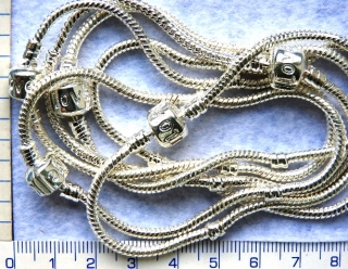 Řetízek ke korálkům ",korálek s velkým průtahem", barva stříbrná,19cm,1ks