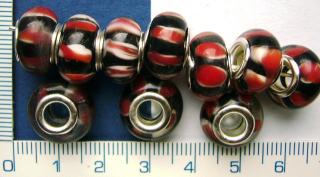 Ručně vyrobený, vinutka, 14mm, červenočerná ,korálek s velkým průtahem, 1ks