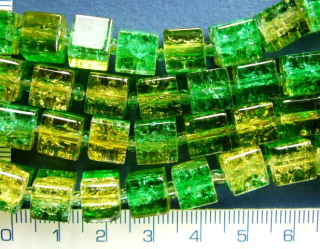 Praskané, 7mm, žlutozelená kostička, cca15ks-10g