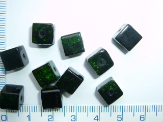 Praskané, 8mm, zelenočerná kostka, 10ks