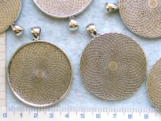 Lůžka na pryskyřici a lepení kamínků, kulaté stříbrné, střed 30mm,1ks
