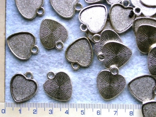 Lůžka na pryskyřici a lepení kamínků,starostříbrné srdce,střed 16x16mm,1ks