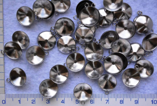 Lůžka na pryskyřici a lepení kamínků,barva platina,kalíšek-střed 12mm,1ks