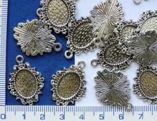 Lůžka na pryskyřici a lepení kamínků,barva stříbrná,26x19mm,střed 14x10mm,1ks