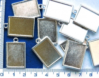 Lůžka na pryskyřici a lepení kamínků,stříbrný obdélník,28x18mm,střed 21x15mm,1ks