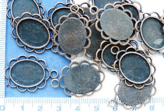 Lůžka na pryskyřici a lepení kamínků,měděný ovál,29x20mm,střed 18x13mm ,1ks
