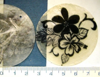 Malovaná perleť, 50mm, černé květy, slabá perleť, 1ks