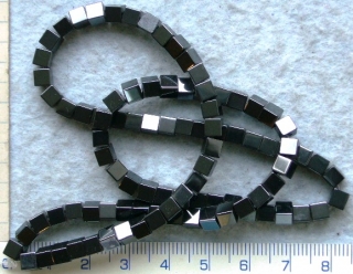 Kameny, hematit kostička, 4x4mm,1ks