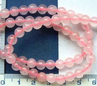 Opracovaný kámen,růženín, kulička 4mm,1ks
