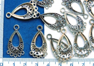 Ramínka, barva stříbrná, kapička 5 rozboček,28mm,1ks