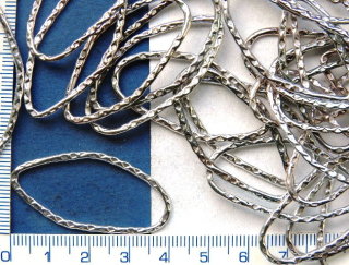 Kroužky, barva stříbrná, nepravidelný ovál, 40x20mm, 1ks