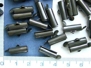 Zakončení na šňůrky černé,13mm,otvor 5mm,1ks