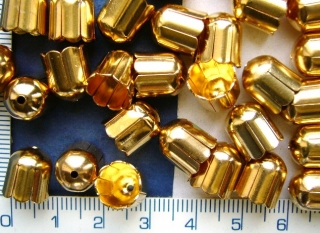 Kaplíky, zlatá kytička, otvor 9mm,1ks